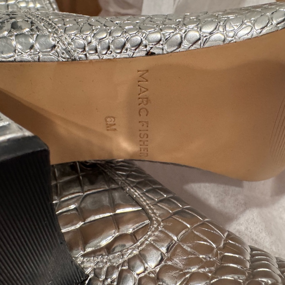 Marc Fisher Silver Snakeskin Knee-High Boots – Size 6
🔥🔥🔥 festival vibes - Picture 9 of 13